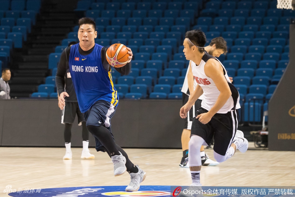 香港队球员们围成一圈，惠龙儿站在圆心拍掌鼓劲，全队士气高昂，仿佛一群等待猎物的丛林猎手。