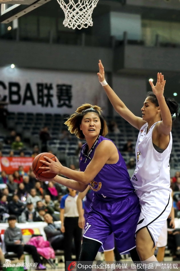 迪拉娜篮下强攻，如天山雪莲般在对抗中傲然绽放，双手稳稳摘下篮板
