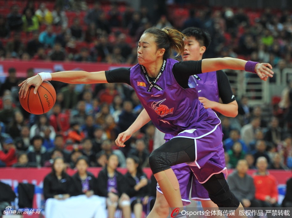 八一女篮核心孙梦然在对方内线球员的贴身紧防下，高高跃起，用一记势大力沉的单手抛射试图撕裂上海的防线，眼神中透露出必胜的决心。