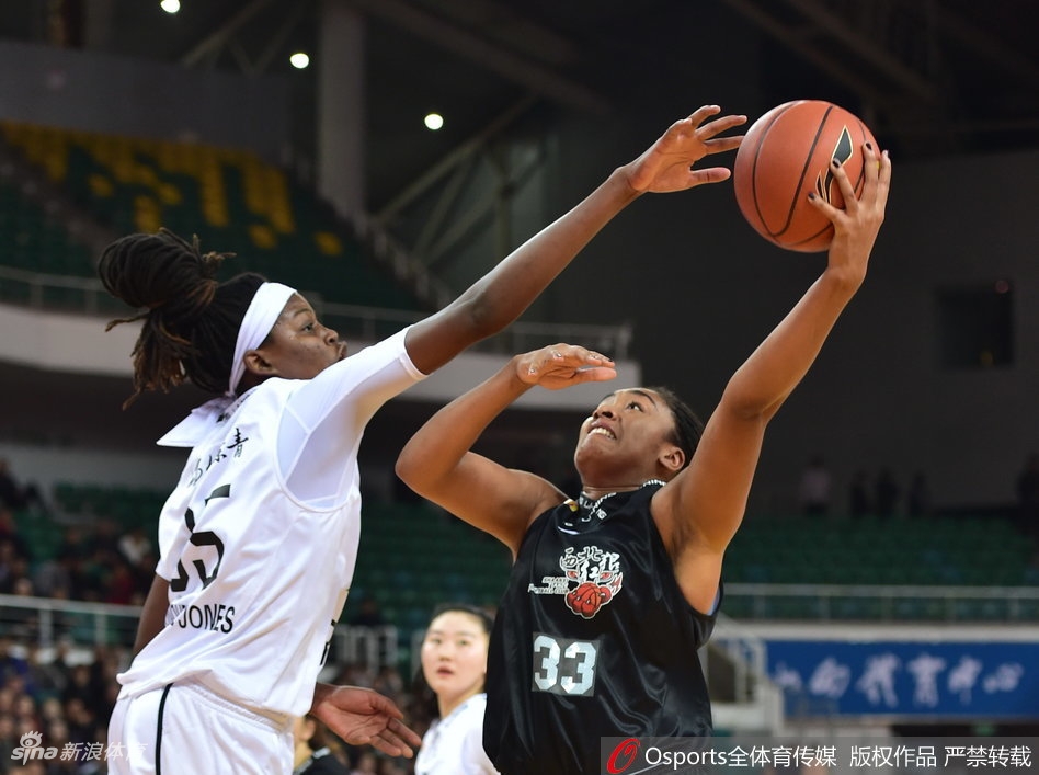 山西队核心吴迪持球面对旧主陕西队的防守,眼神坚定,突破上篮如利刃般撕开防线。