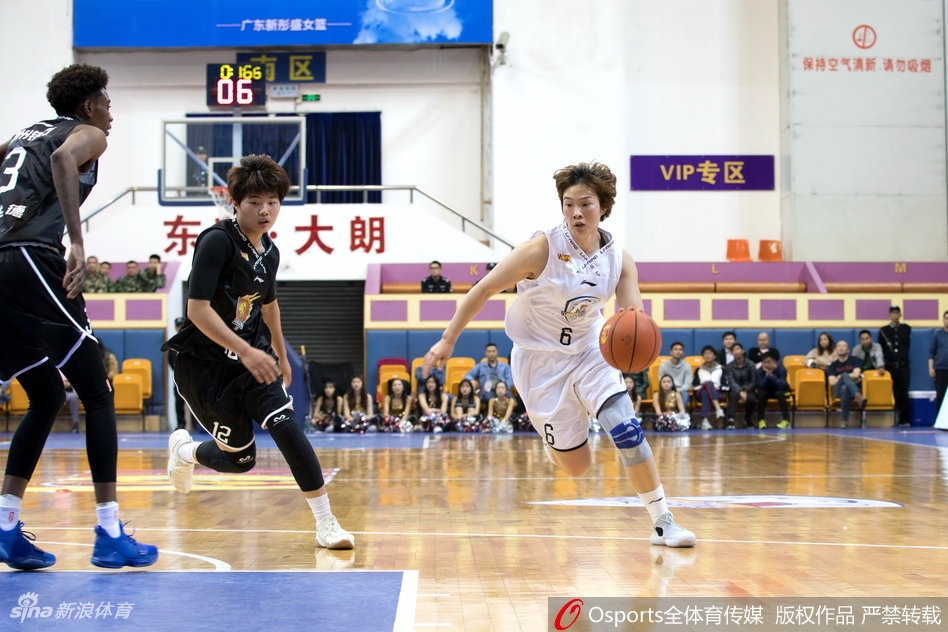 广东队外援哈里斯面对防守球员,稳稳地出手三分,篮球在空中划出一道美妙的弧线,应声入网,现场观众纷纷起身为这次精彩的进球鼓掌。