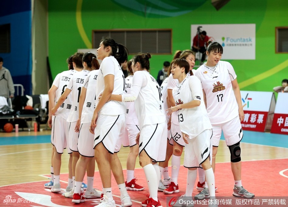 张家赫运球突破江苏队两人包夹,身体在空中形成一道优美的弧线,速度与力量的完美结合。