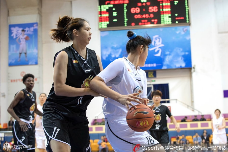 广东队后卫沈怡运球快速通过中场,她冷静地观察着场上队友的跑位,面对浙江队的紧逼防守,准备送出撕裂防线的关键一传。