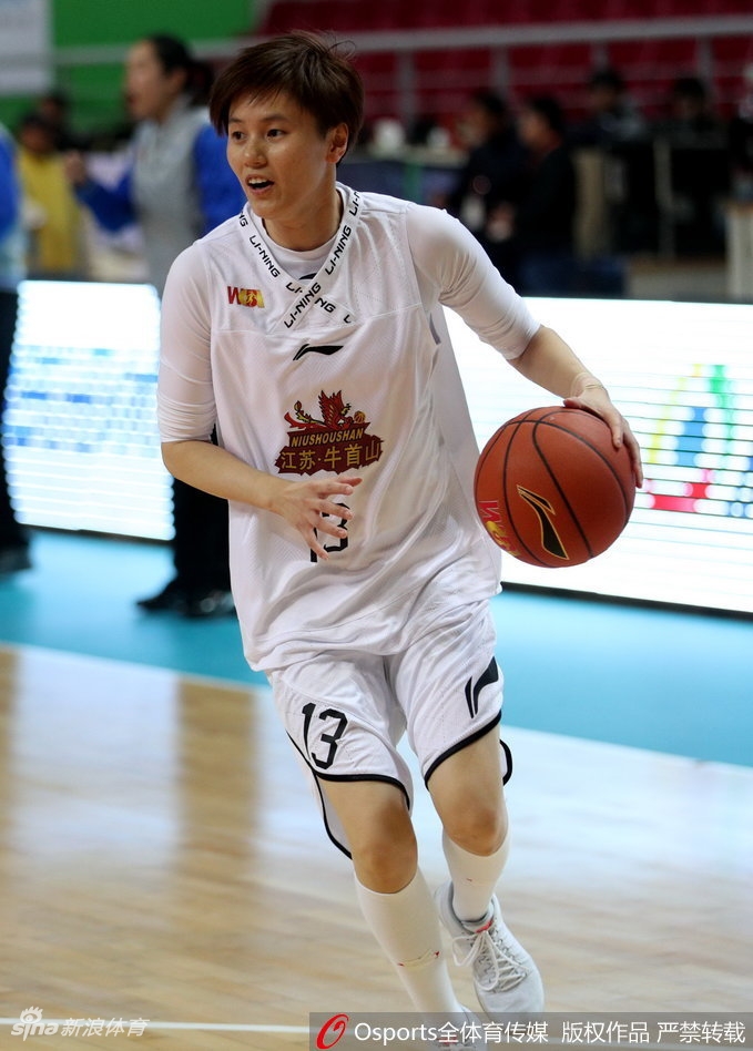 大庆队外援亨利在篮下遭遇包夹,她用强壮的身体卡住位置,眼神中透露出对篮板的绝对渴望。