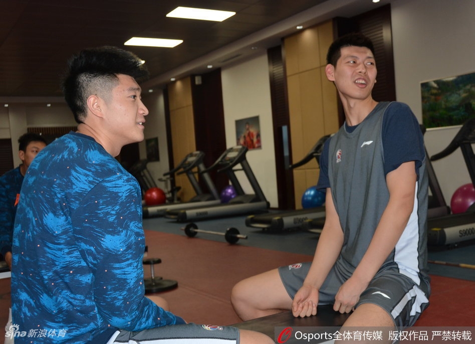 山东男篮众将帅齐聚训练馆，准备开始高强度对抗训练