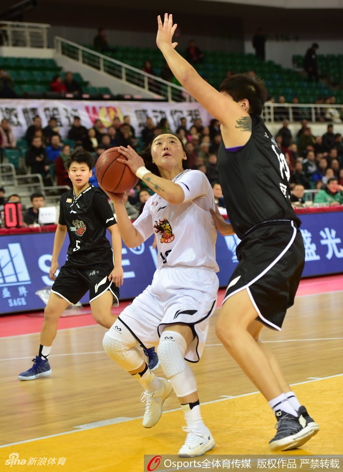 山西后场发动机武桐桐手感火热,三分线外果断出手,篮球划出完美弧线直钻网心。
