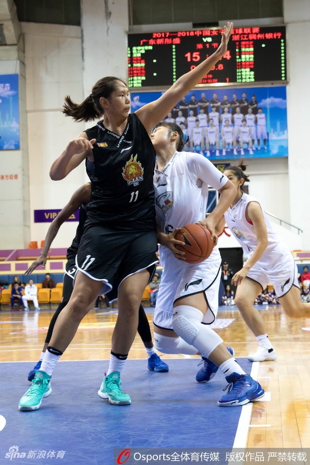 广东队中锋李月汝在浙江队多人包夹防守下,依然高举高打,试图完成一记势大力沉的双手灌篮,眼神中透露出必胜的决心。