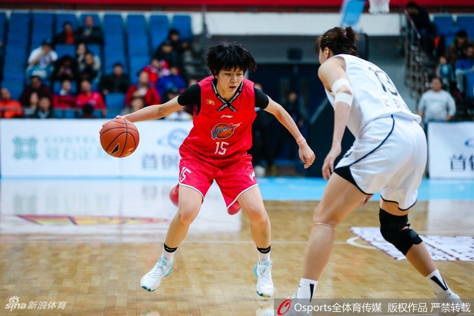 终场哨响，北京女篮的姑娘们齐聚中场，共同庆祝这场来之不易的五连胜，每个人的脸上都绽放着灿烂的笑容。