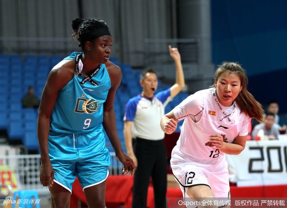 江苏队球员面露遗憾,汗水浸湿了球衣,主场失利的不甘写在每一位队员年轻的脸上。