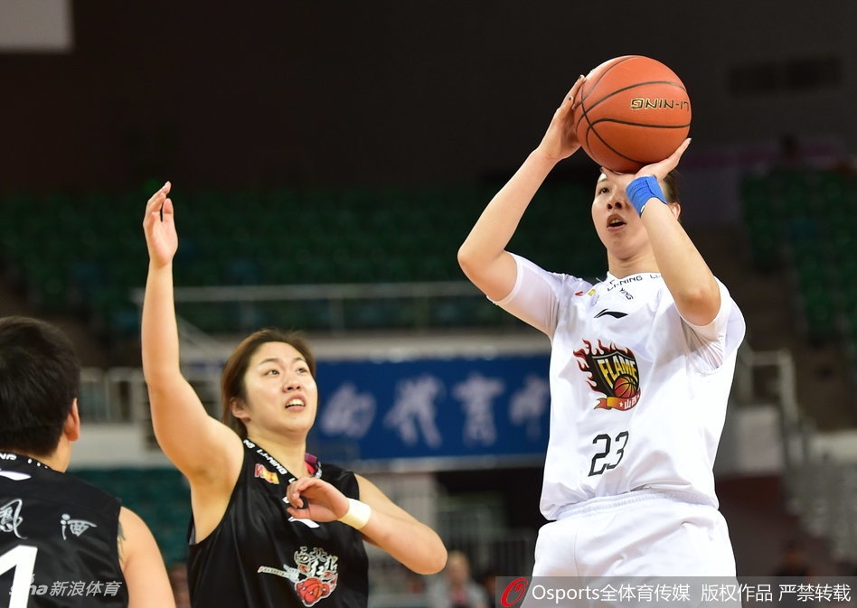 陕西队外援塔克在山西队多人围堵下强行上篮,尽管拼尽全力,却难阻球队内线失守。