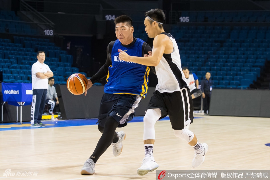 训练场上惠龙儿高高跃起，在队友的严防下完成了一记势大力沉的单手劈扣，展现出与“邓肯”外号相符的强硬统治力。