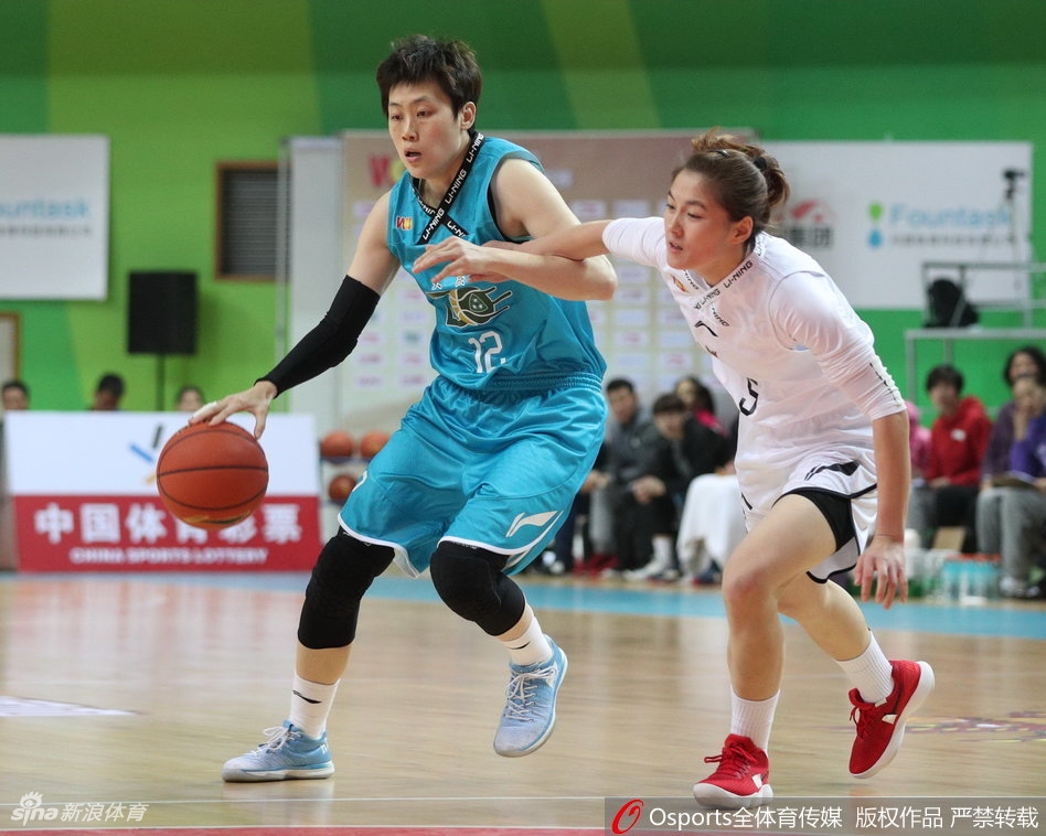 江苏女篮主场队员眼神坚毅,在防守端筑起铜墙铁壁,试图阻挡大庆队的猛烈攻势。