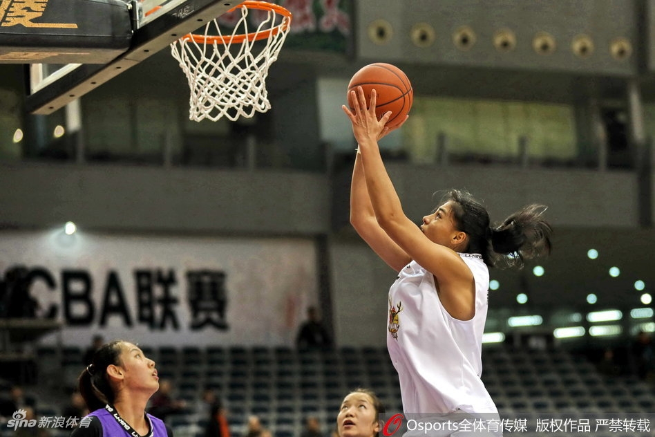 王丽丽持球快速突破，眼神坚毅如猎豹，对手的防守在她面前形同虚设