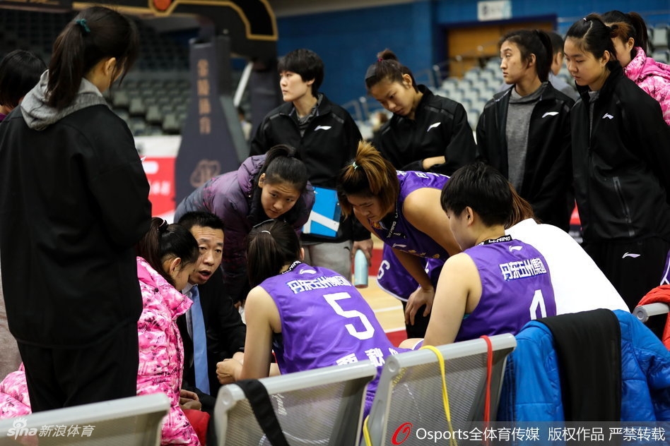 新疆女篮全场紧逼防守，球员们步调一致形成包围圈，令沈部队员难以突破