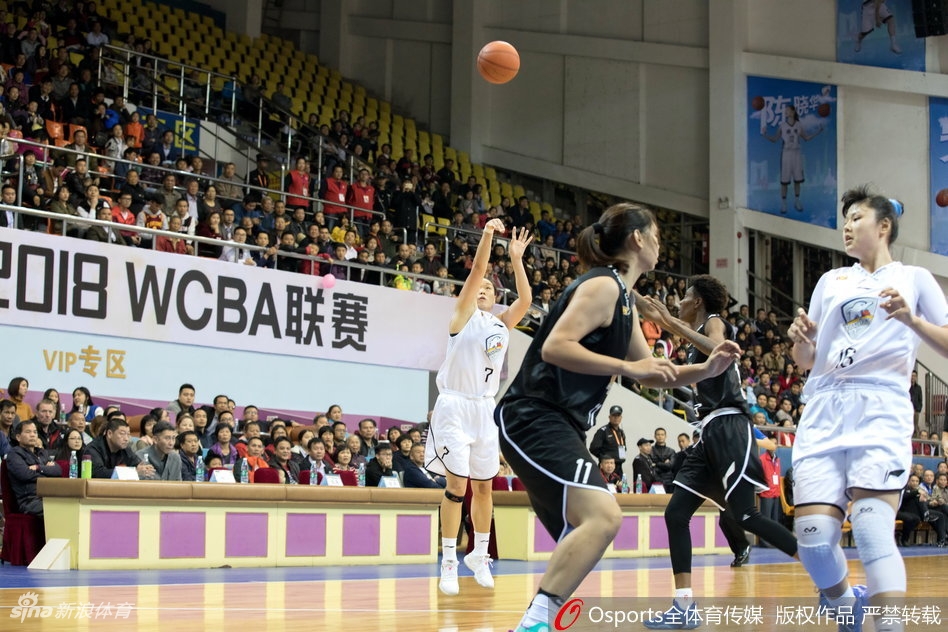 浙江队球员单婉丽在快攻中犹如一道闪电,她轻盈地躲过防守,用一记飘逸的抛射将球送入篮筐,瞬间点燃了客场替补席的激情。