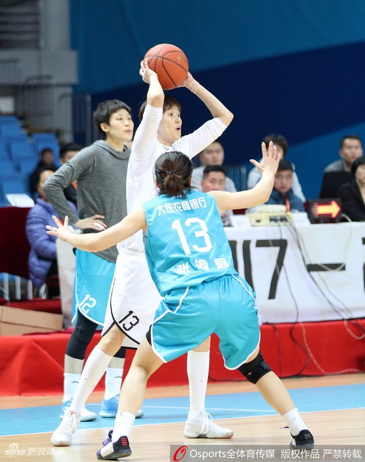 双方球员在篮下激烈卡位,手臂纠缠在一起,争夺每一个可能改变战局的篮板球,气氛剑拔弩张。