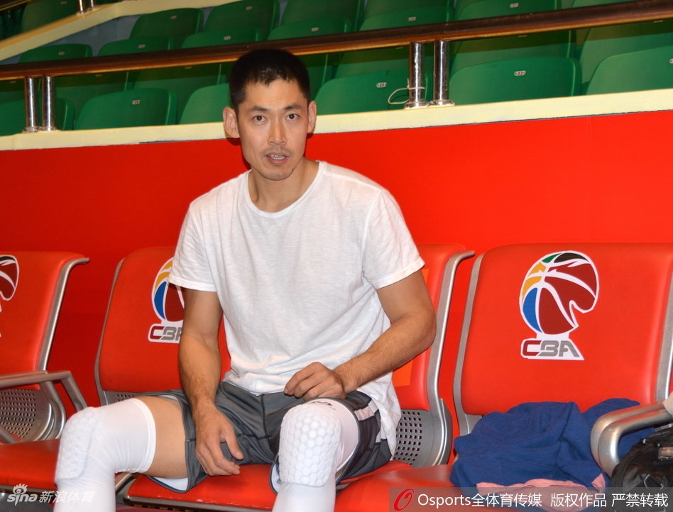 夕阳余晖透过训练馆的窗户洒在地板上，映照着球员们结束训练后收拾器材的身影