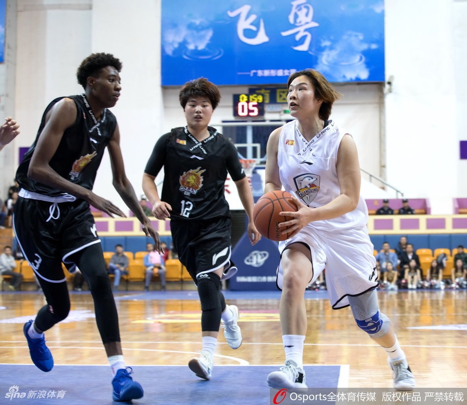 浙江队核心王佳琦在严密防守下强行突破,她压低重心,用变幻莫测的运球节奏试图穿越广东队的防线,寻找传球或投篮的瞬间机会。