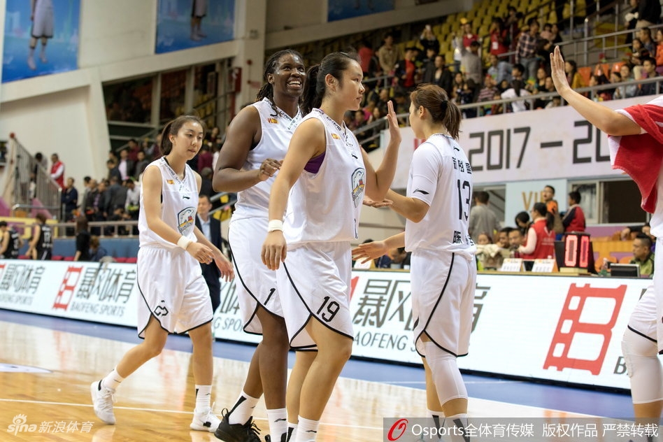 比赛关键时刻,广东队全员士气高涨,李月汝与队友沈怡激动地击掌相庆,她们坚定的眼神和有力的击掌,象征着球队不可动摇的团结和必胜信念。