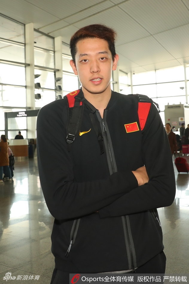 面对韩国队员的贴身紧逼，丁彦雨航用标志性的交叉步运球试图摆脱防守，他那充满爆发力的突破是中国队撕开对手防线的致命武器。