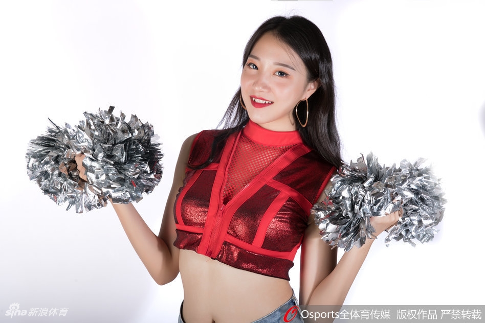 伴随着音乐的鼓点,一位宝贝高高跃起,长发在空中划出优美的弧线,瞬间的爆发力与柔美的身姿在这一刻完美交融。