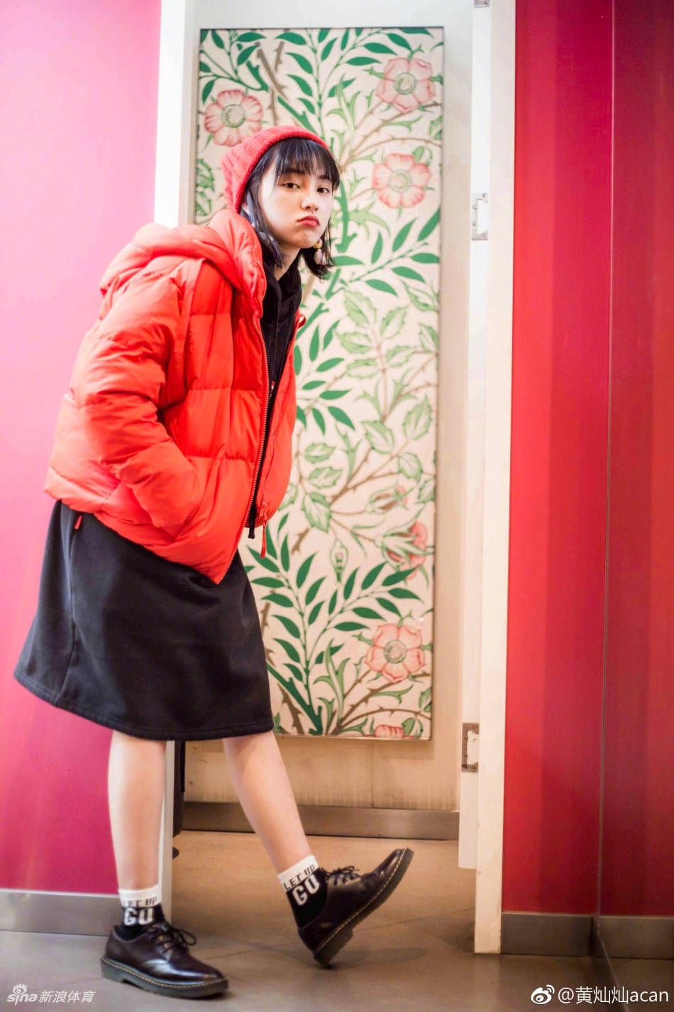 球场上逆光回眸的黄灿灿，发丝被光线勾勒出金色轮廓，侧脸线条柔和却带着一股不服输的劲头。