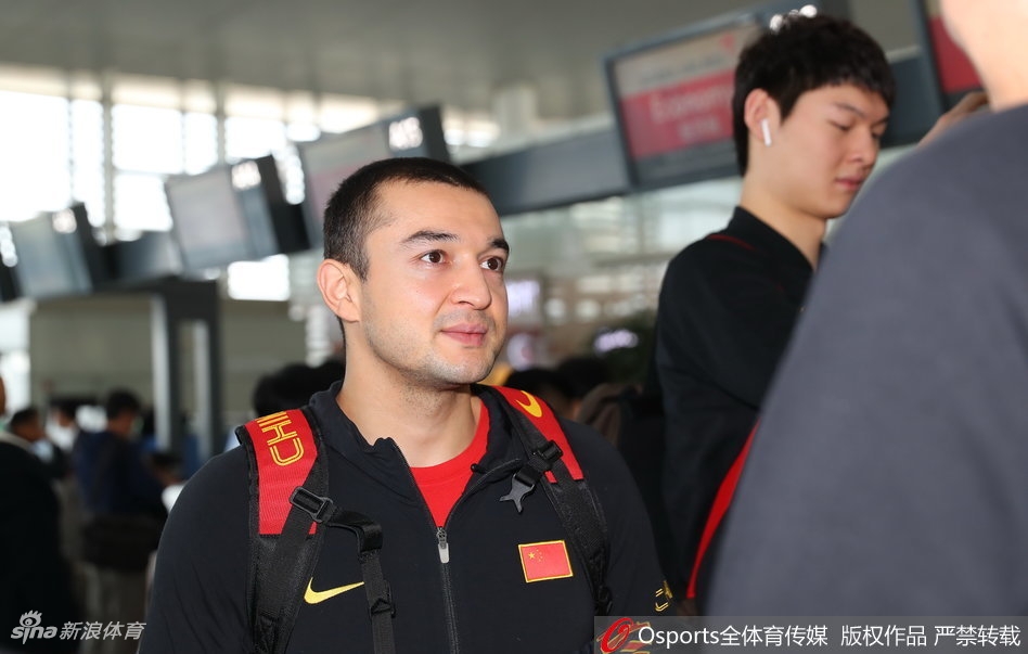 内线悍将王哲林在韩国队员的夹击之下依然奋力起跳，他用一次次强硬的篮板球和篮下强攻，捍卫着中国队的禁区尊严，最终拿下两双数据。