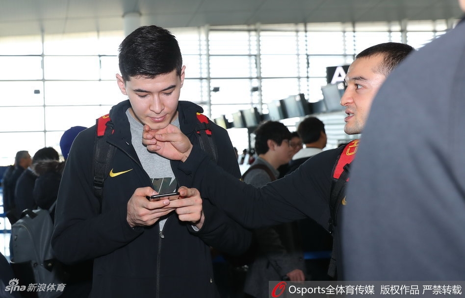 进球后的丁彦雨航难掩兴奋，他握拳怒吼，释放着心中的激情，这一刻他不仅是球队的得分王，更是率领兄弟们客场攻陷太极虎阵营的领军人。