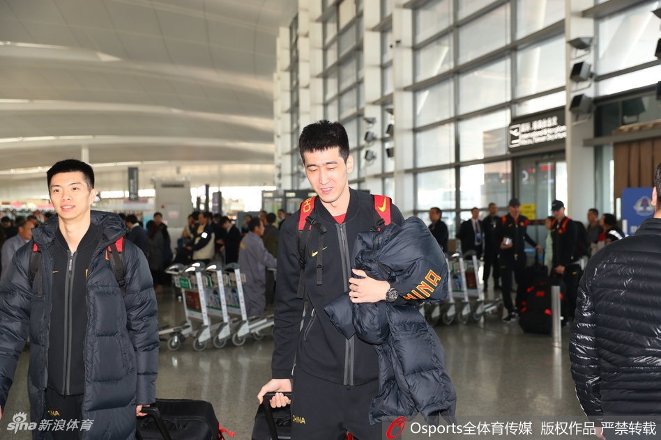 身披红色战袍的中国男篮将士们精神抖擞地走出酒店，他们眼神坚定，踏上了前往机场的大巴，一场硬仗即将在首尔打响。