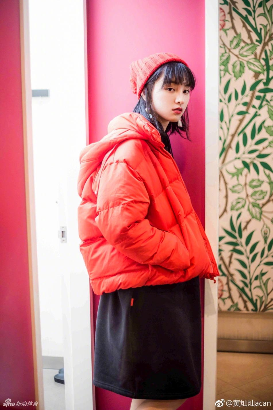 黄灿灿扎着利落马尾，眼神清澈明亮，穿着休闲运动装站在球场边，青春气息扑面而来。