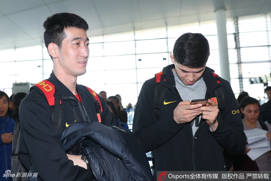 获胜后的中国男篮红队全体成员围聚在场地中央，他们紧紧靠拢，手搭着手，齐声高呼加油，这一刻团队的凝聚力比任何个人英雄主义都更加耀眼夺目。