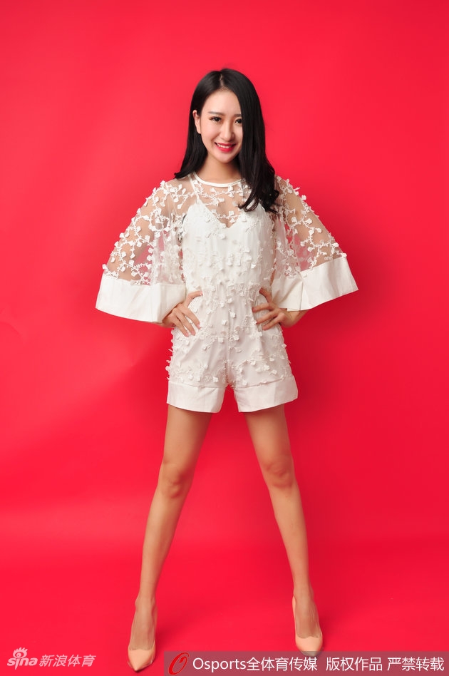 山东炫舞团成员在训练间隙合影,姑娘们笑容灿烂,姐妹情深,展现出团队亲密无间的氛围