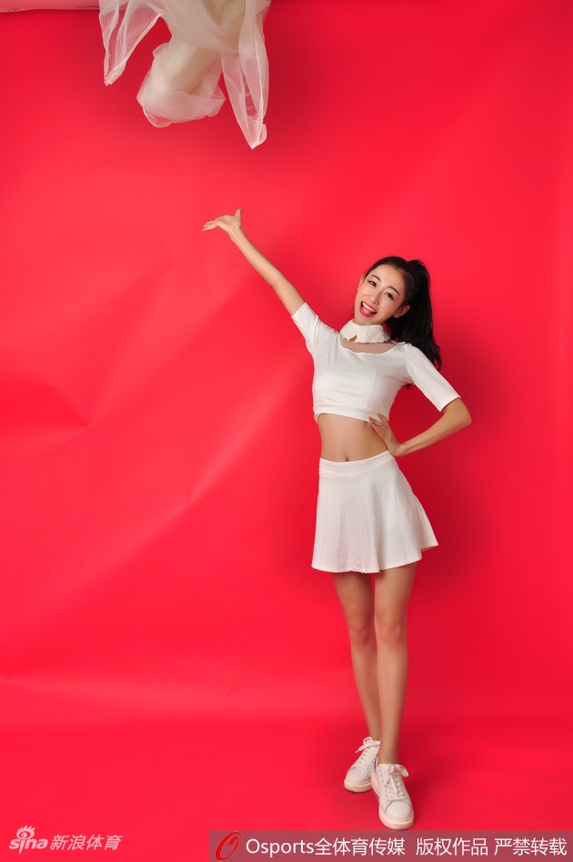 活力四射的‘小蛮腰’小雯在聚光灯下绽放自信笑容,火辣身材展露无遗