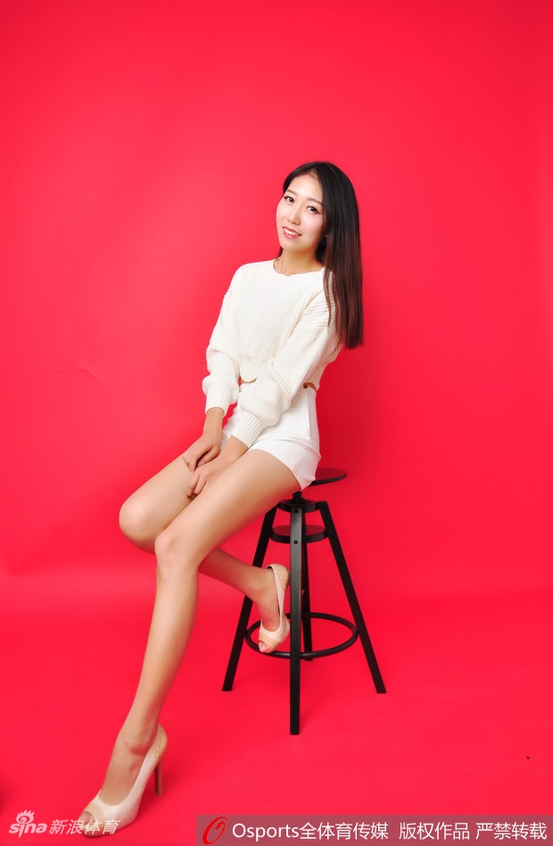 身着亮丽表演服的队员回眸一笑,动感的舞台装与她灿烂的笑容相得益彰,尽显青春活力