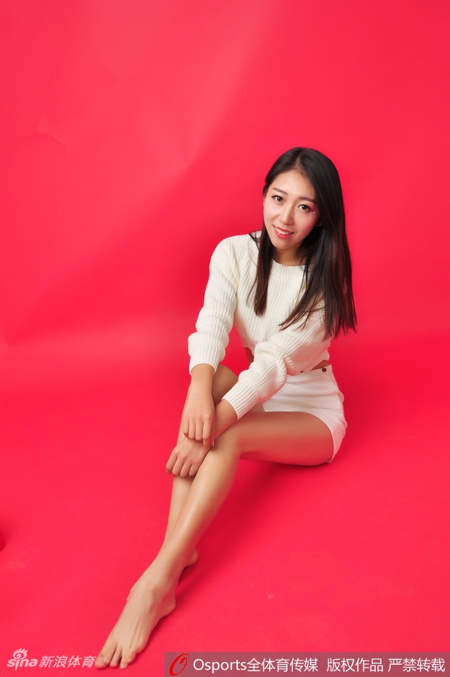 队员在镜头前展露修长身材,简洁的运动风装扮衬托出健康力量之美,姿态自信而优雅