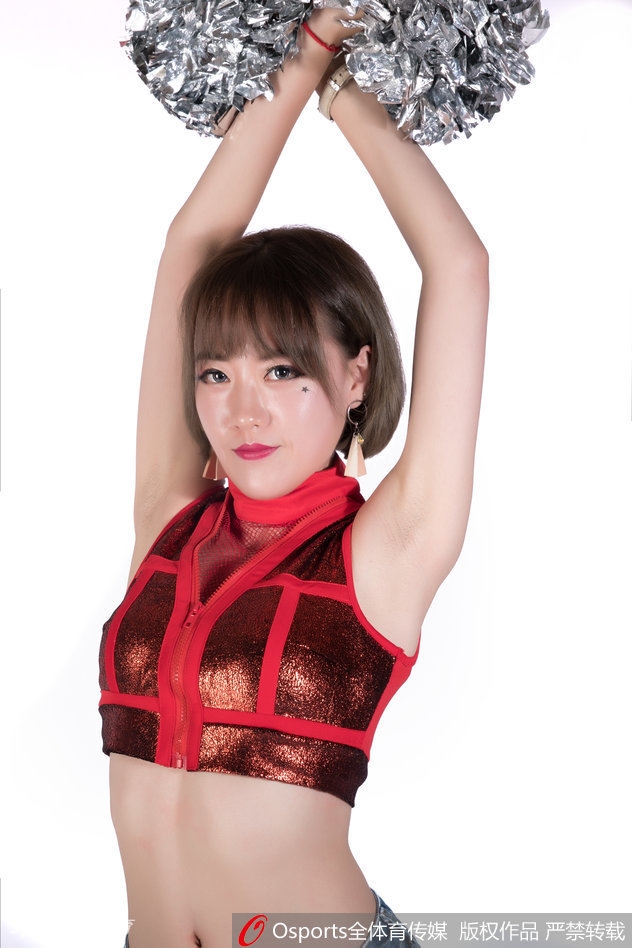 镜头拉近,这位宝贝脸上洋溢着灿烂而自信的笑容,额头上的汗珠在灯光下闪烁,那是她为这一刻倾尽全力付出的最美勋章。