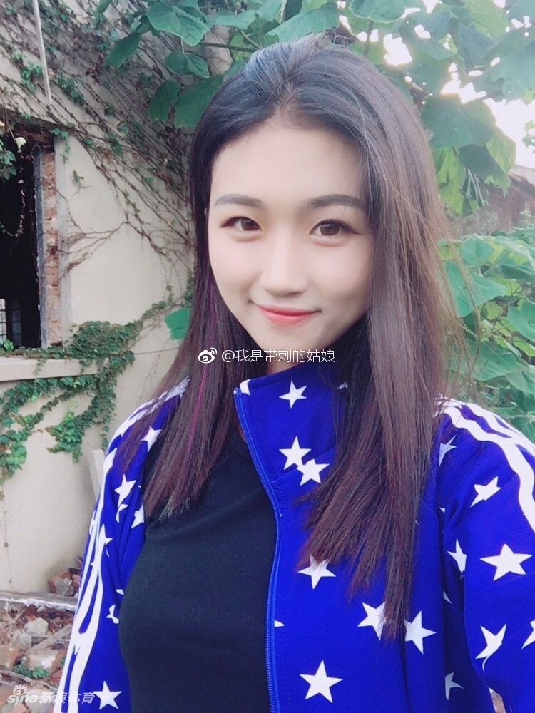 赛后与夕阳下的篮球合影,微微气喘的她,身上散发着运动过后独有的健康光泽