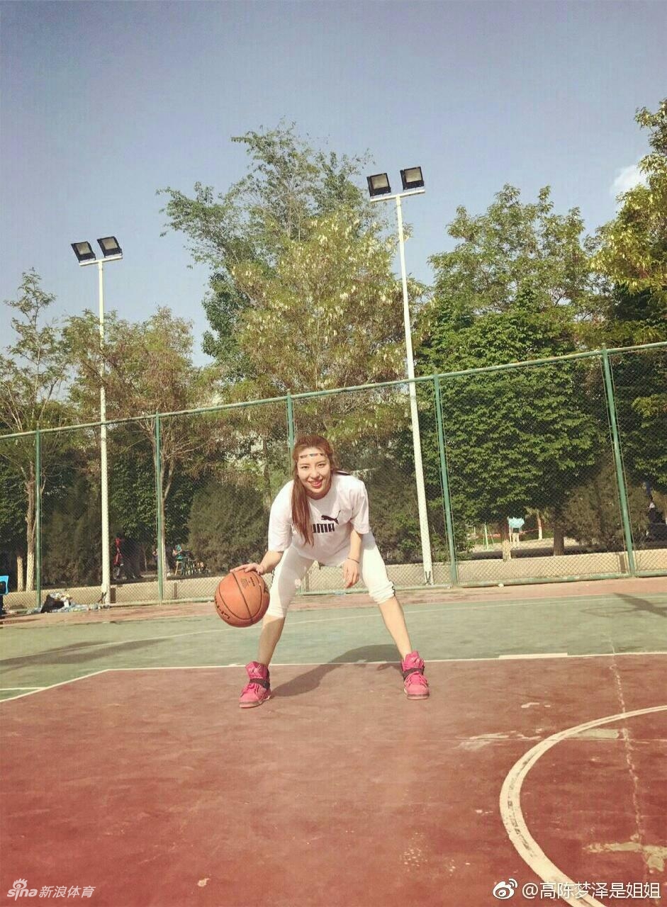 高小雪与舞时尚啦啦队的姐妹们搂在一起，对着镜头露出灿烂的笑容，五颜六色的队服映衬着她们青春的活力，团队氛围十分融洽。