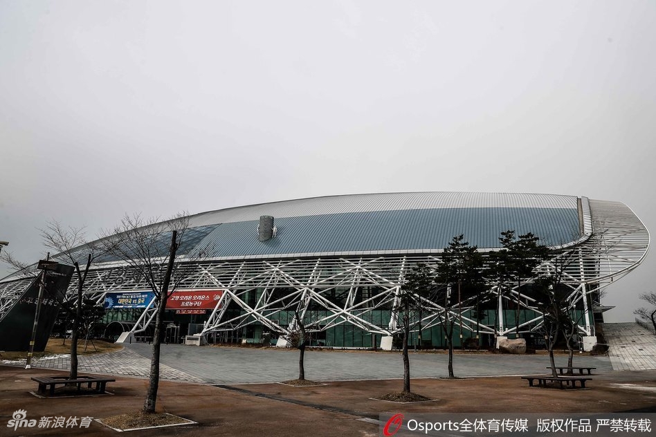 高阳体育馆内景，蓝色的座椅环绕全场，巨大的记分牌和FIBA旗帜静待中韩大战的哨声响起