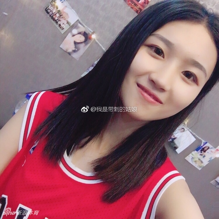 看台上为球队加油的她,双手拢在嘴边,眼神里充满了对胜利的渴望,是最美第12人