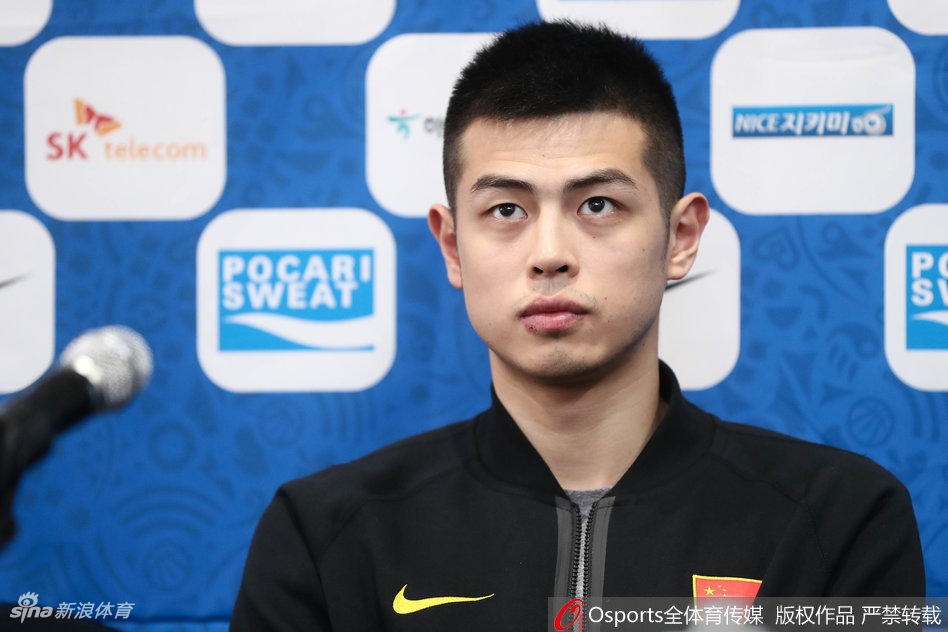 发布会结束后，许载起身准备离场，脸上带着一丝复杂的微笑，明天的比赛对他和他的球队来说，将是一场荣誉之战。