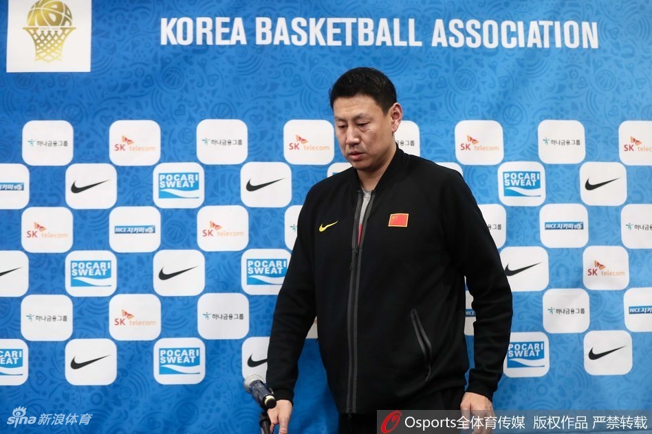 镜头捕捉到李楠指导在发布会间隙低头沉思的瞬间，眉头微蹙，显然是在认真思索如何应对韩国队犀利的小快灵打法。