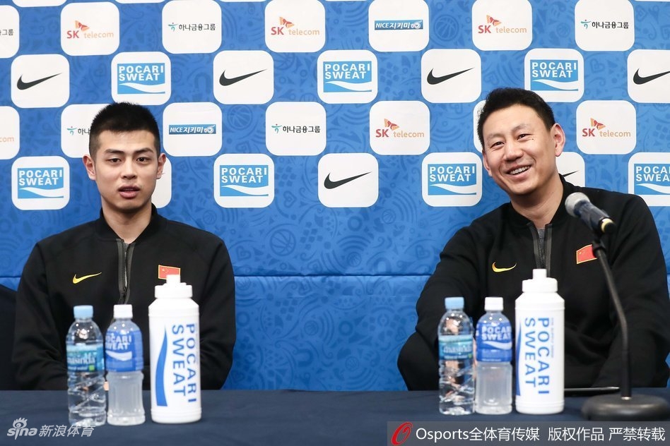 队长方硕在发布会上面带微笑，作为球队的后场大脑，他的眼神中透露出与年龄不符的沉稳与自信。