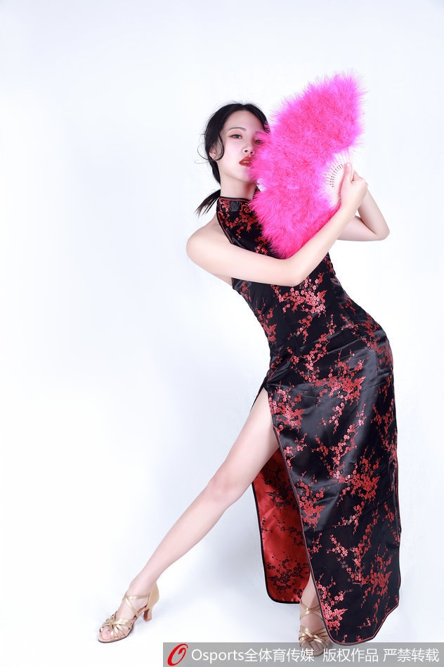 特写镜头下，肯帝亚篮球宝贝妆容精致，旗袍上的刺绣纹样细腻华美，眼神中透露出凯旋归来的自信与从容