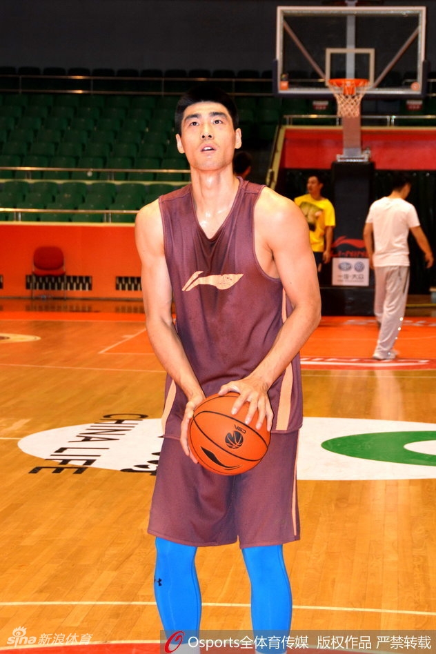 山东男篮的赛前备战气氛火热,助教与球员们围拢在一起,手势翻飞,正进行着针对性的战术推演。