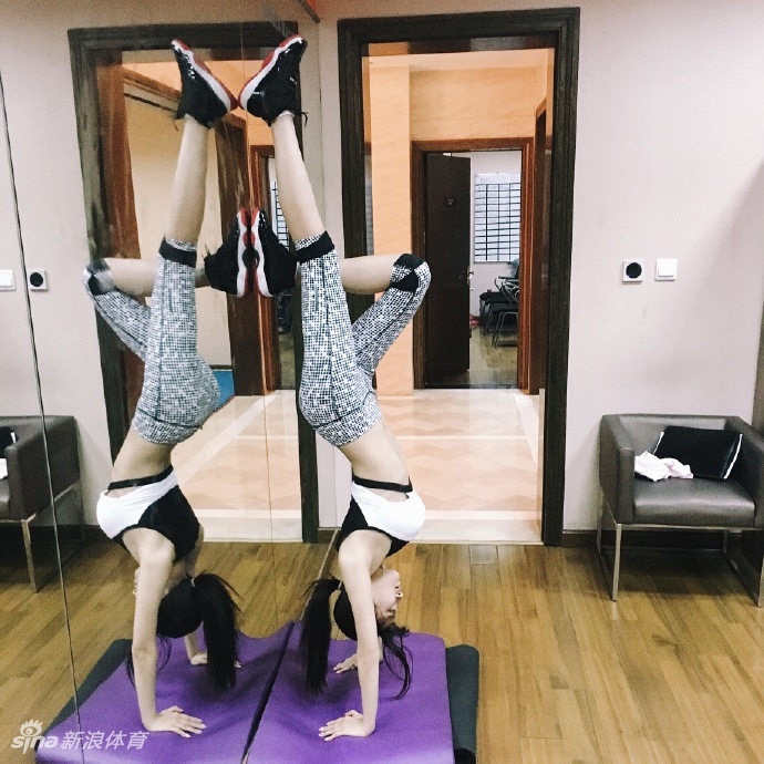 夏木颖在健身房的器械区留影，紧致的背部线条和清晰的马甲线在灯光下若隐若现，诠释了什么是真正的健康美和力量美。