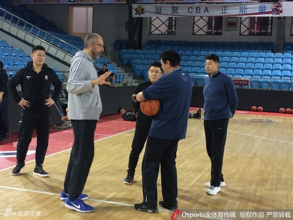 训练场上胡安近距离观察球员技术动作，他微微弯下腰，右手轻轻比划着，耐心地向吉林队员讲解无球跑动的精髓，身旁的球员们聚精会神，仿佛能听到欧洲篮球脉搏跳动的声音。