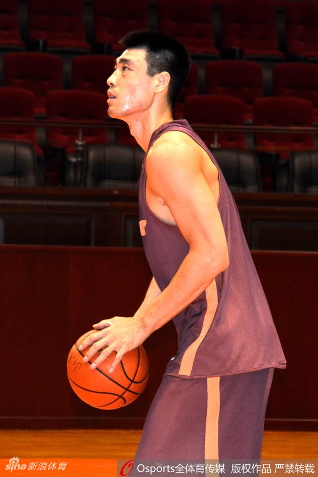 小将朱荣振在训练中格外抢眼,一次成功的防守后,他握拳低吼,眼神中透露出属于年轻人的求胜欲望。