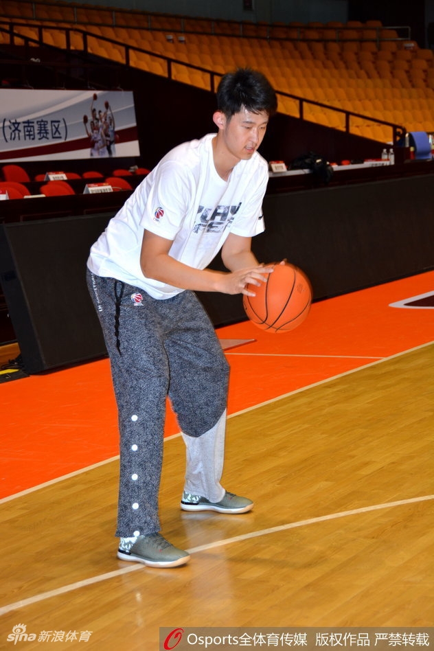 潘宁在外线觅得良机,高高跃起出手三分,皮球划出优美弧线,仿佛能听到清脆的刷网声。