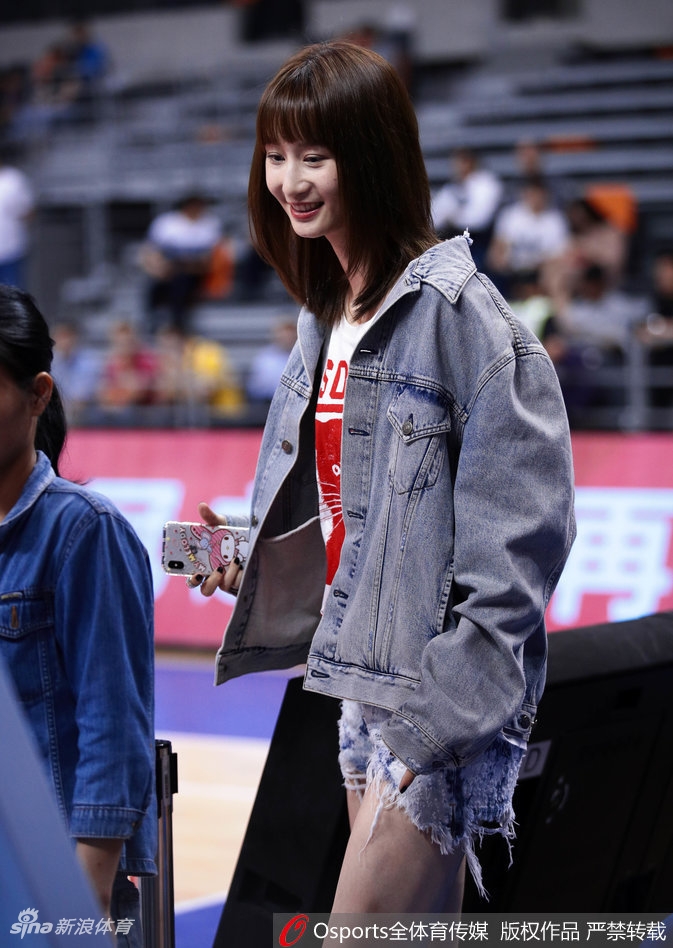 刘美一头乌黑亮丽的长发如瀑布般倾泻在肩头，面对镜头她展露浅浅笑意，那是一种发自内心的从容与幸福，仿佛在对世界宣告她对身边人的全力支持。